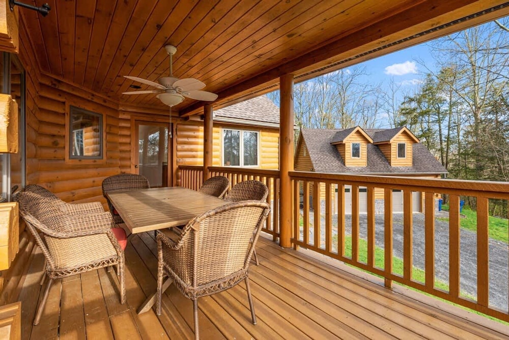Luxury Private Estate w Pool Near Rhinebeck