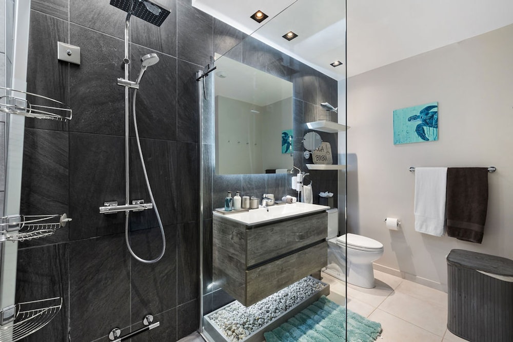 Beachfront Luxury NEW 3br2 5BA Condo Eagle Beach