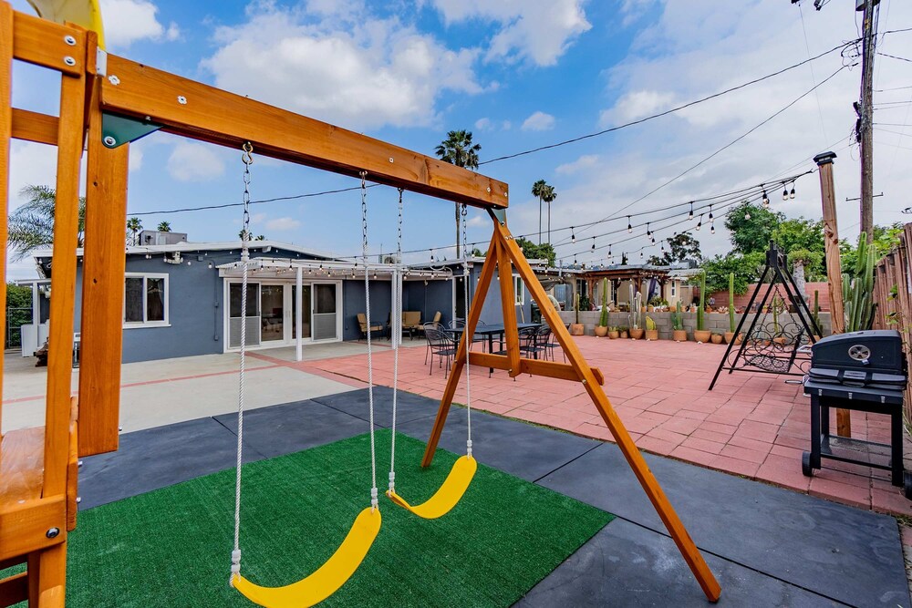 Cozy Family Retreat Game Room Backyard in Hacienda
