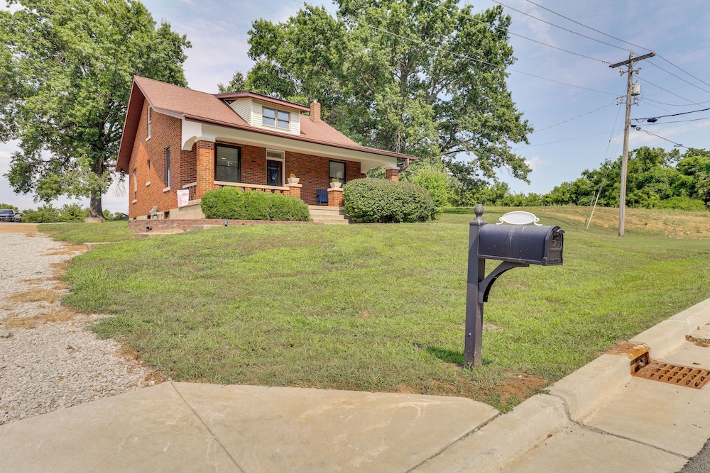 14 Mi to St Louis: Dog-friendly Columbia Home