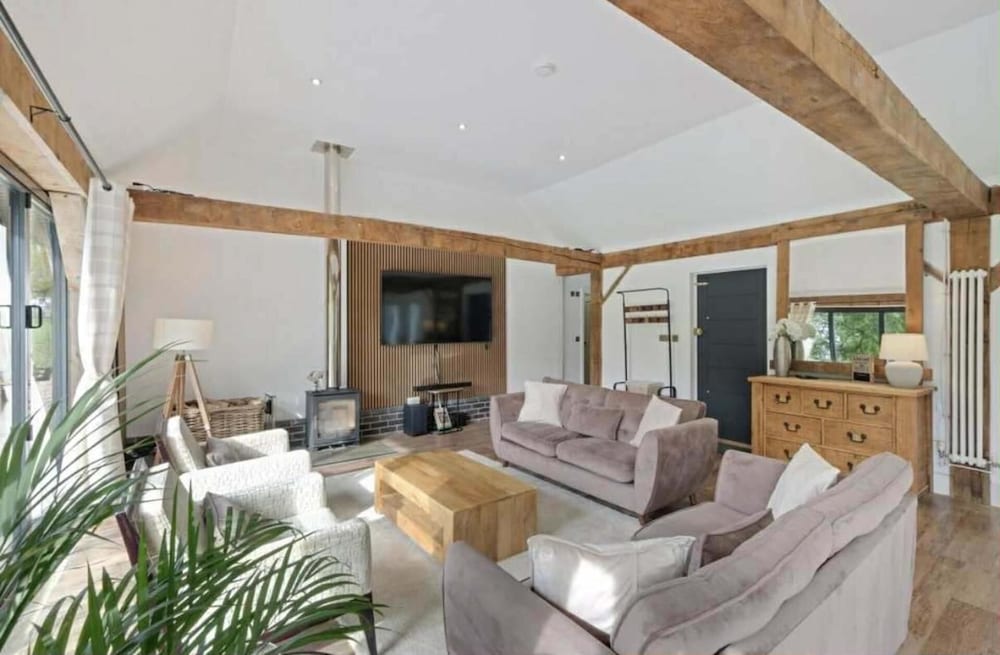 Cedar Barn Getaway, 3 Bed, Sleeps 6, Parking