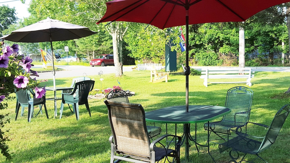 Greenside motel