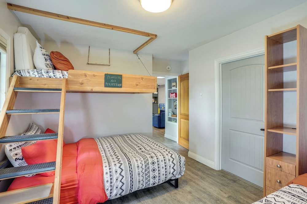 2 Mi to Cal State Long Beach: Bungalow w/ Hot Tub!