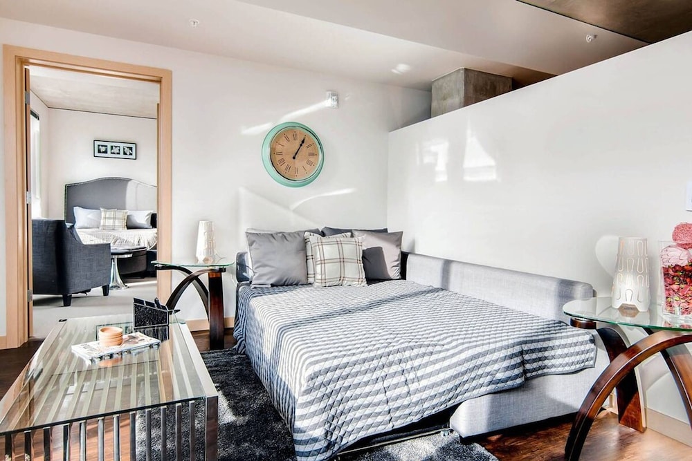 1 Location 2BR Across From Space Needle -vr1