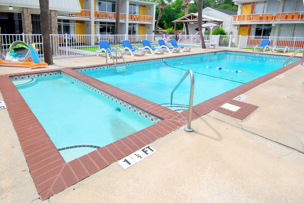 Holiday Shores - ADA Standard King Room view 2