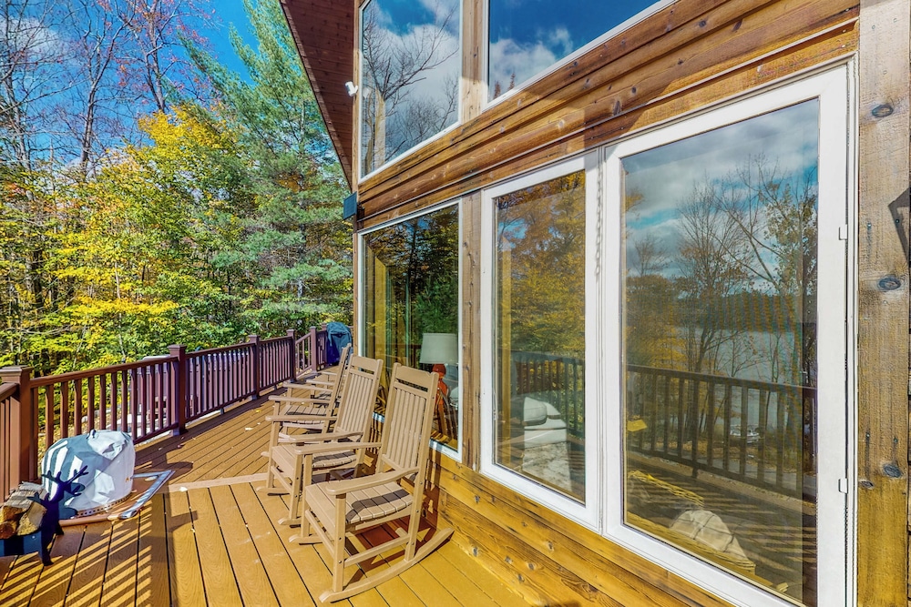 3BR Home w/ Private Hot Tub, Kayaks & Lake Views
