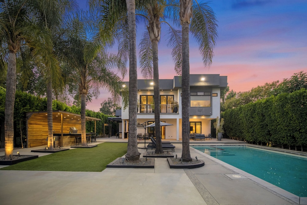 Louise Modern - Luxury Smart Estate in Encino w/ Pool, Gym & Spa