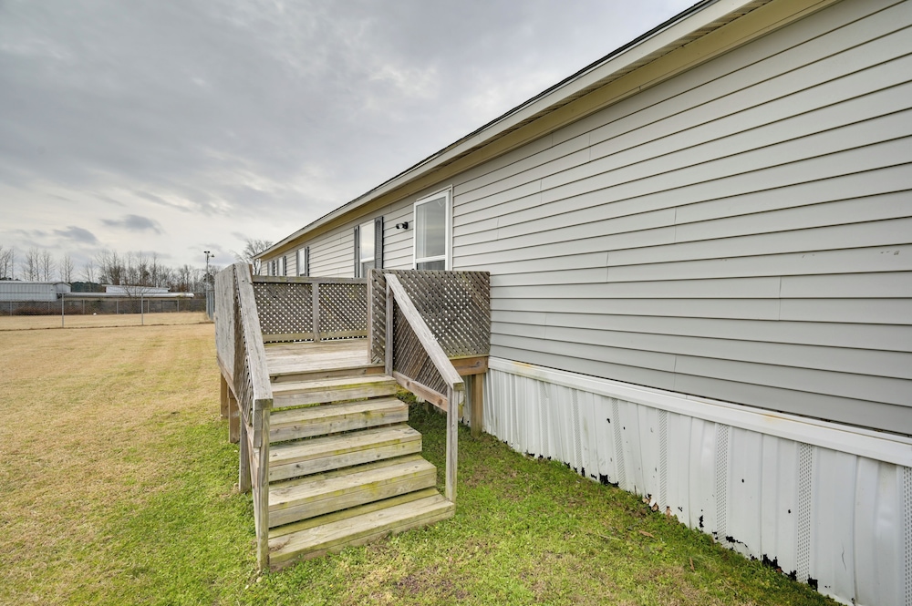 8 Mi to Dtwn Greenville: Bethel Home w/ Yard
