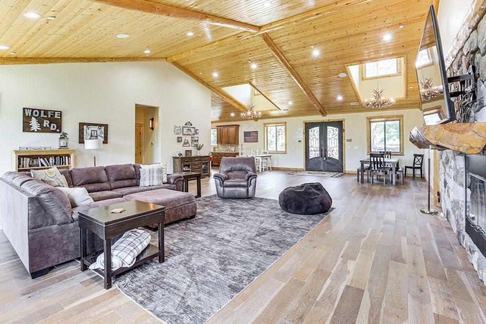 Hot Tub + Game Room: Mtn-view Retreat in Big Bear!