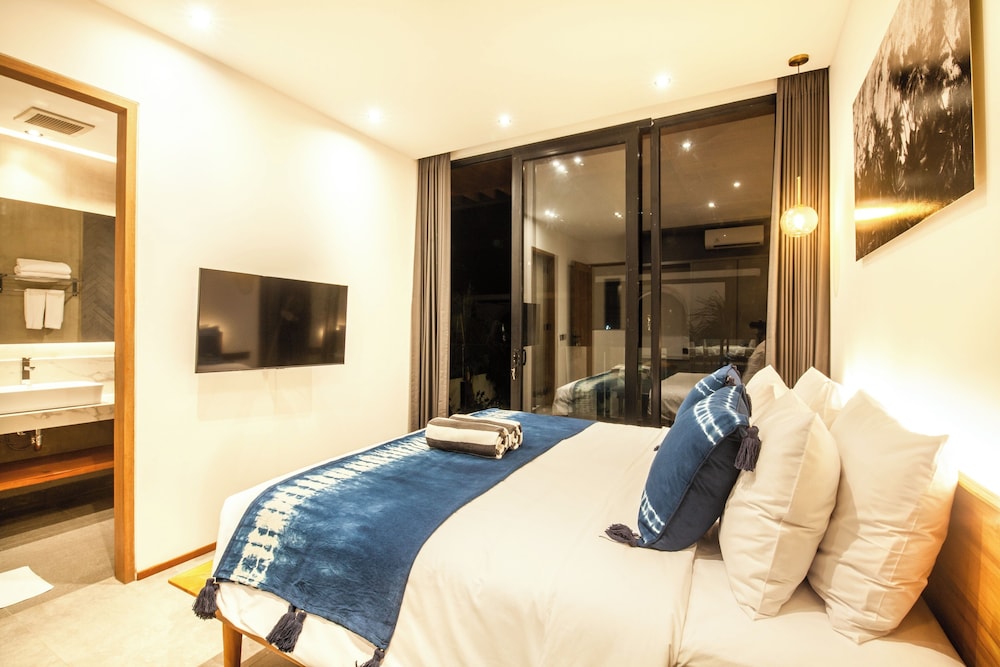 Seaside Escape: 4BR Villa, 190m to Canggu Beach