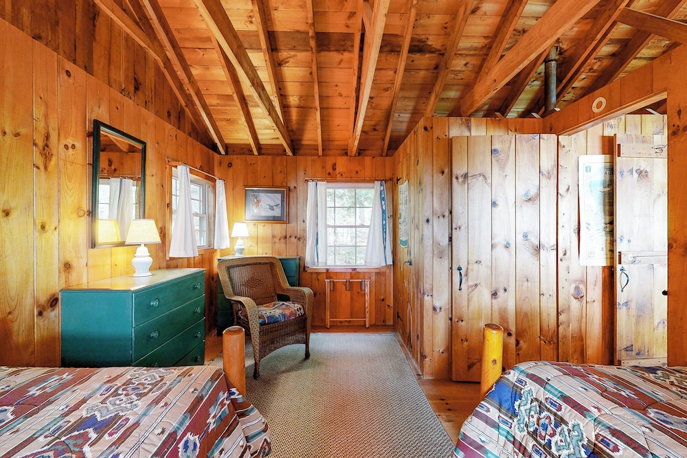 Cozy 1BR Cabin w/ Landscape Views