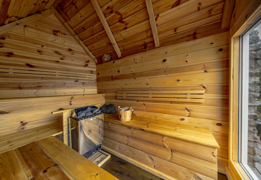 ICELAND SJF Villa , Hot tub & Outdoor Sauna Amazing Mountains View - 15 min to downtown