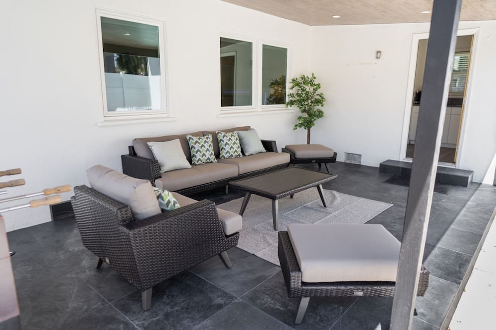 Remodeled 3BR House w Hot Tub Fenced Yard p58