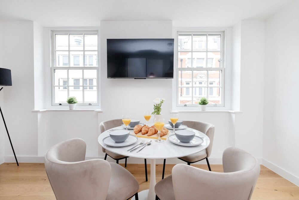 Modern 1BR with Balcony by Soho