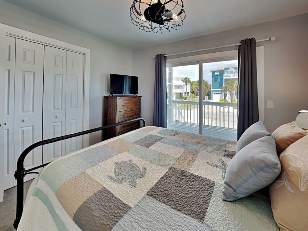 Salty Seahorse by Topsail Realty