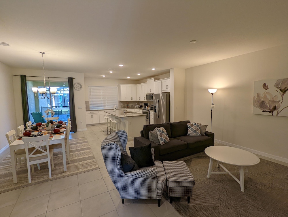 2194 FMP - Solara - Luxury 4 Bed Private Pool view 2