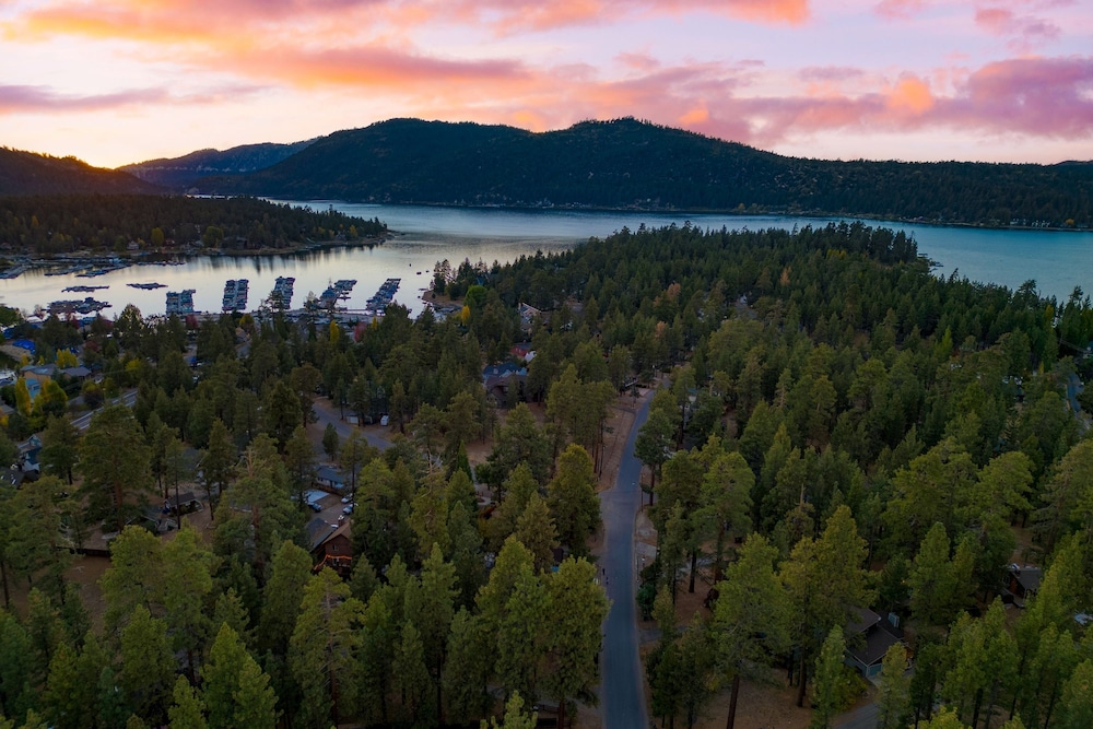 Forest Road by Avantstay Group Cabin w Hot Tub Minutes to the Lake