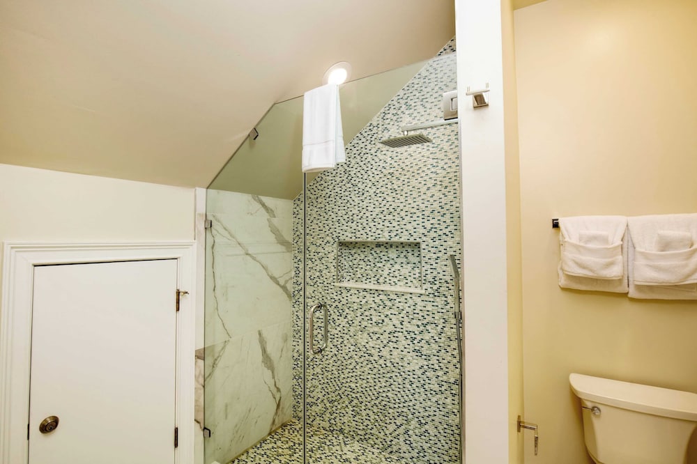 Sleeps 38 2 Homes, Steps to the Beach, Private Pool + Hottub, Game Room, Views