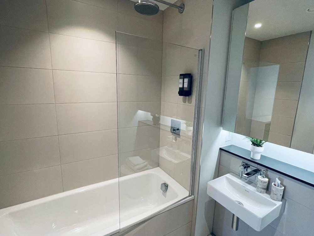 City Sky View Centre Luxe Apartment - 2 Bedrooms