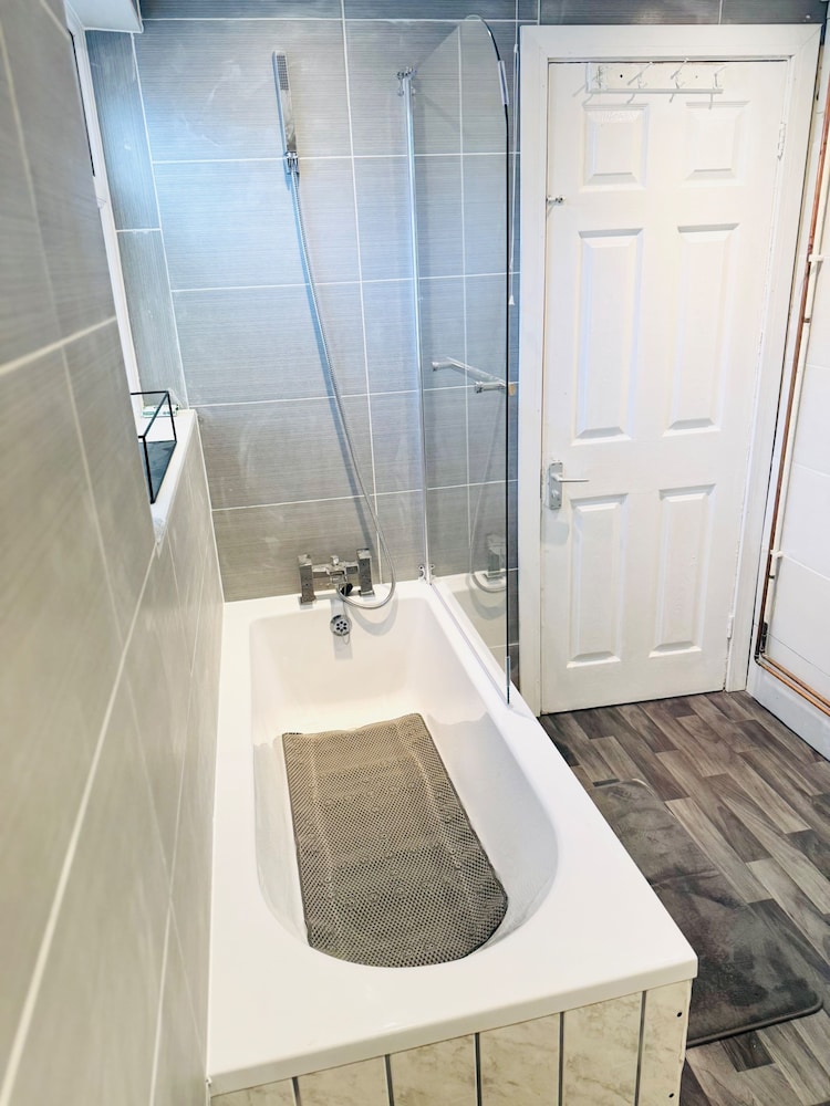 Stoke-on-trent - House - Sleeps 7 - City Centre