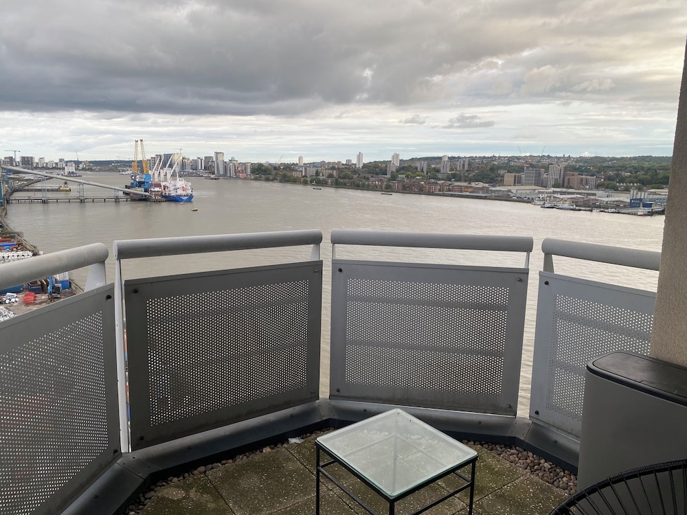 Cosy 2 Bedroom Royal Docks Apartment