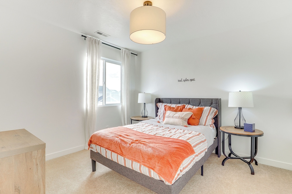 4 Mi to Zions Bank Stadium: Sleek Herriman Retreat