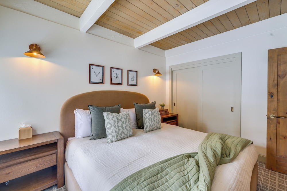 8 Mi to Northstar Slopes: Tahoe Gem w/ Fireplace