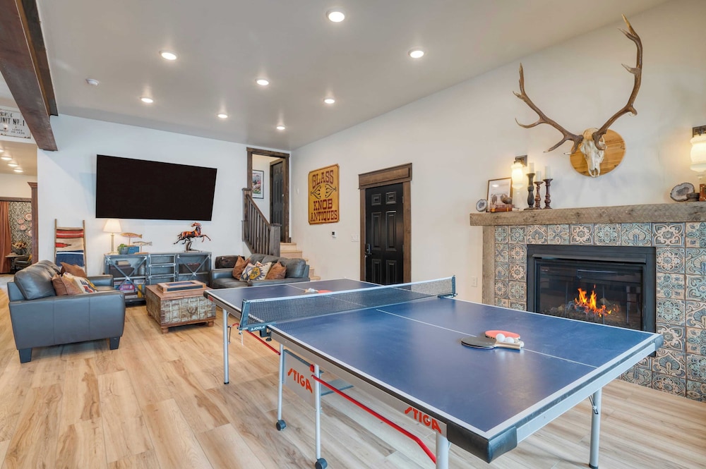 Winterhaven Estate by Avantstay Sleeps 19 Guests Mountain Compound w/ Views, Firepit, Hot Tub