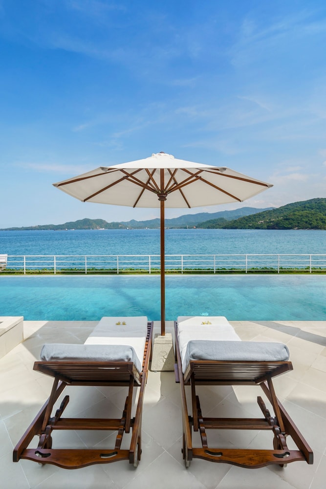 Villa Blanca by Alfred in Bali - Modern Luxury 5 Bdr Oceanfront Villa in Candidasa
