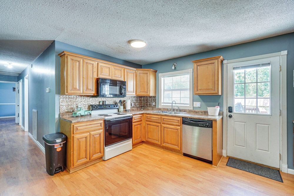 Hike, Fish & Ride: Pet-friendly Huntsville Home