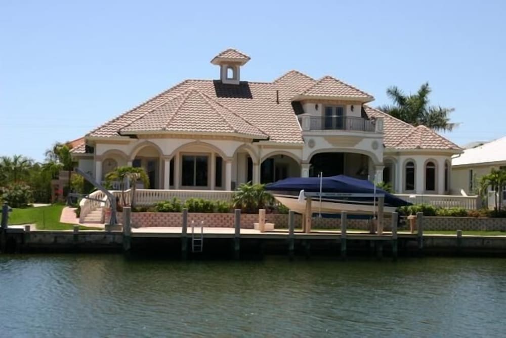 SPIN509 4 Bedroom Holiday Home by Marco Naples Vacation Homes