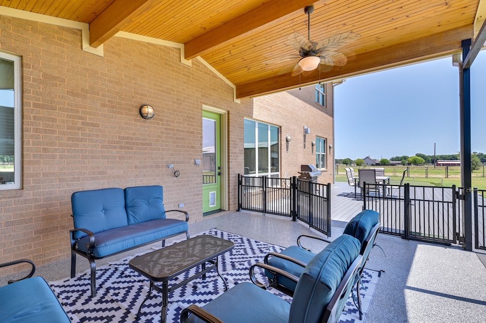 26-acre Pilot Point Ranch Home w/ Pool & Mini Golf view 3