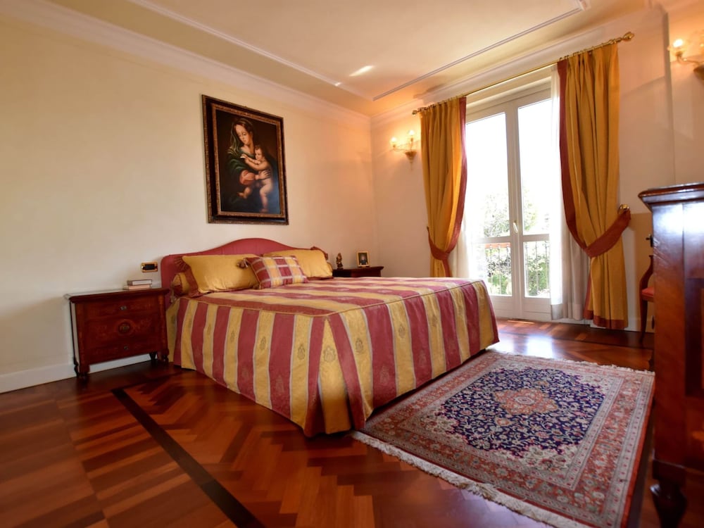 Luxurious Villa in Lombardy with Garden & Hot Tub view 5