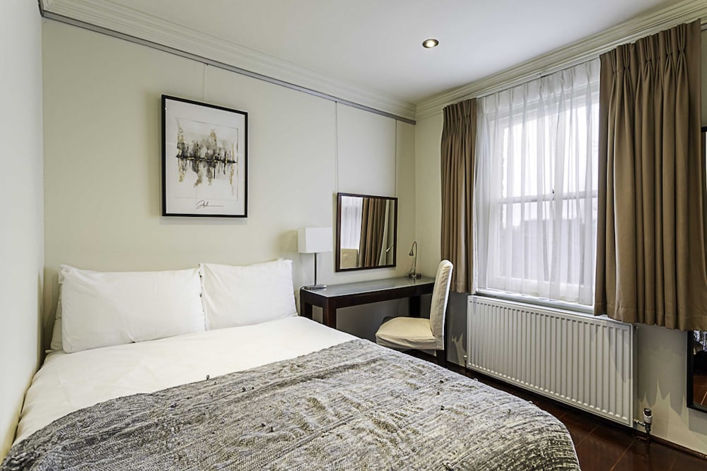 Cosy Kensington Two Bedroom Flat view 4