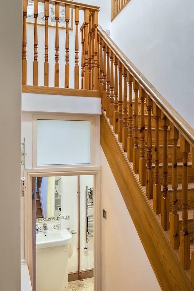 Specious Family Kensington 5-bed House, Sleeps 12