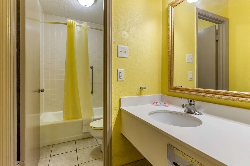 Travelers Inn Douglas By OYO US-441