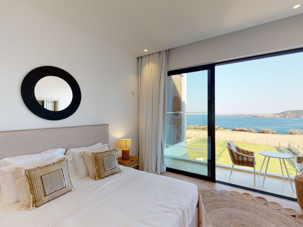 Sanders Konnos Bay Athina - Breathtaking 6-bedroom Villa On the Beach Front