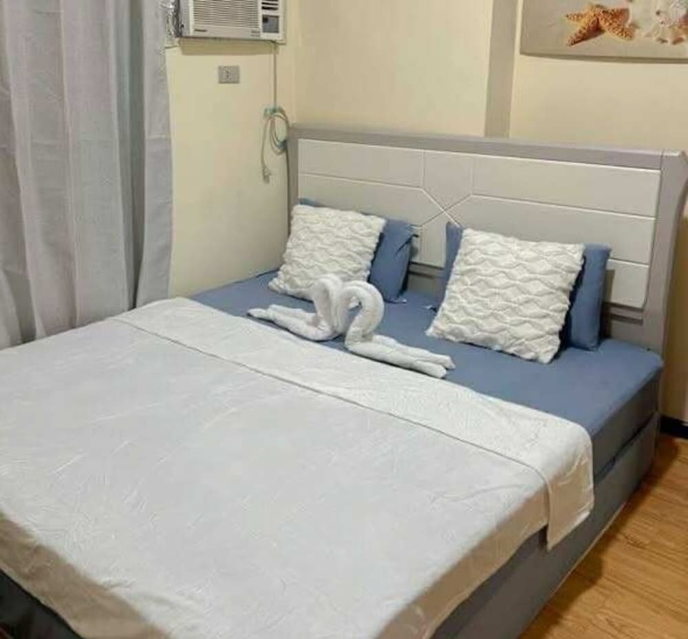 Cozy Pasay Condo with Pool Access