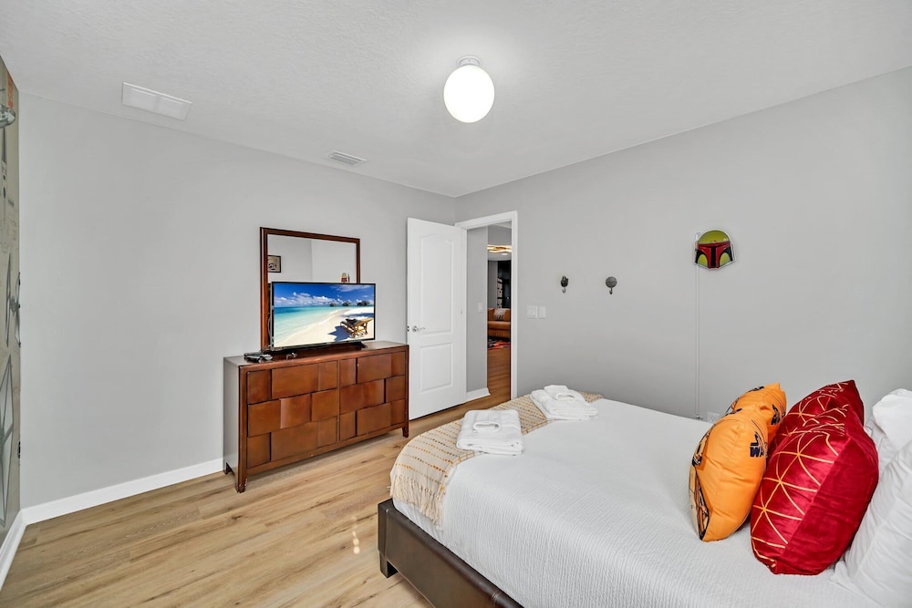 Contemporary Masterpiece. Star Wars, Cars, and Disney Princess Rooms. Huge Pool and Game Room With Theatre! view 2