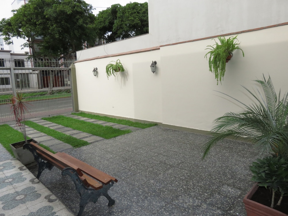 Miraflores Inn