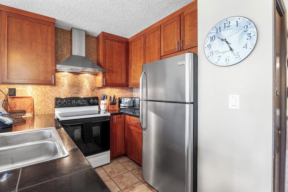 Oceanview Kona Condo - Pool, Lanai, Walk to Town - Vrkcv