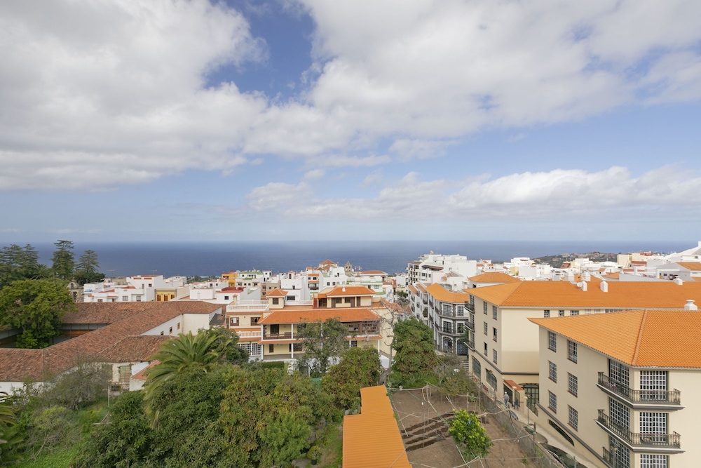 Rooftop View Escape 1 Min to Center Fast Wifi