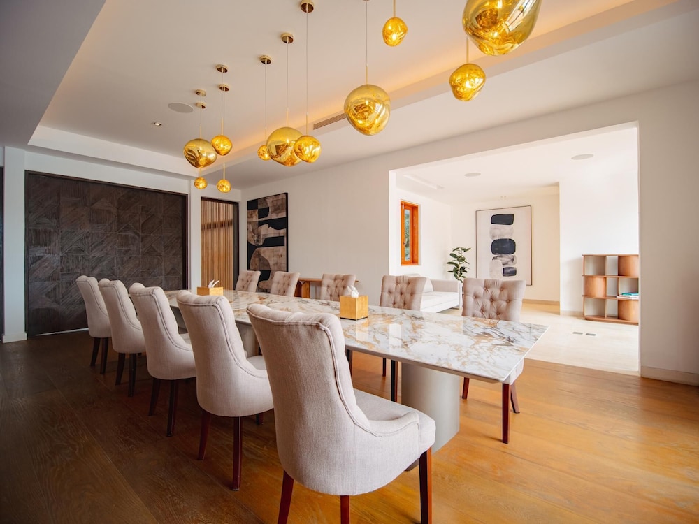 Luxurious 5bedroom White Estate Villa Private Lake