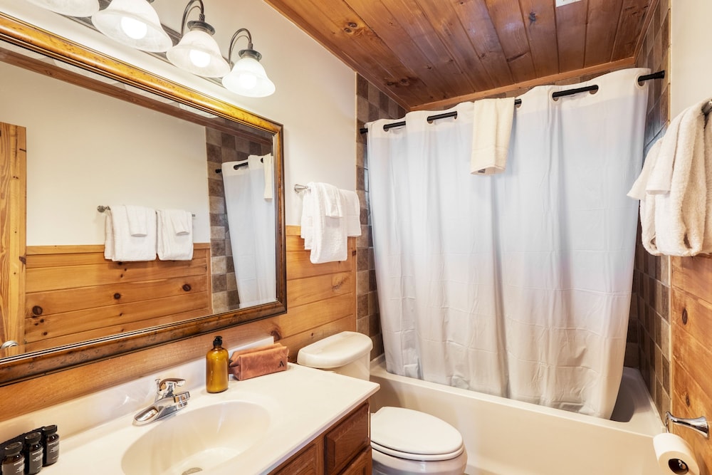 Chestnut by Avantstay Mountain Cabin w Treetop Views Hot Tub Game Room