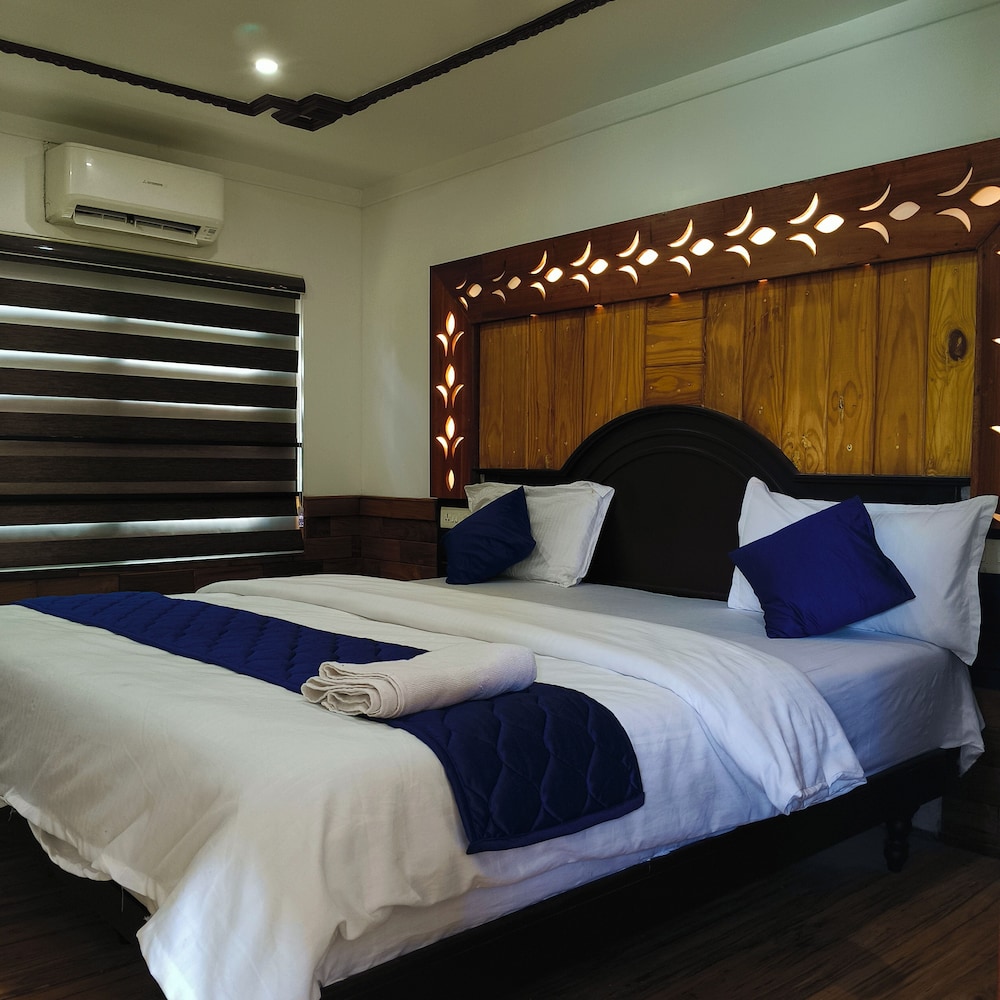 Vinayak House Boats