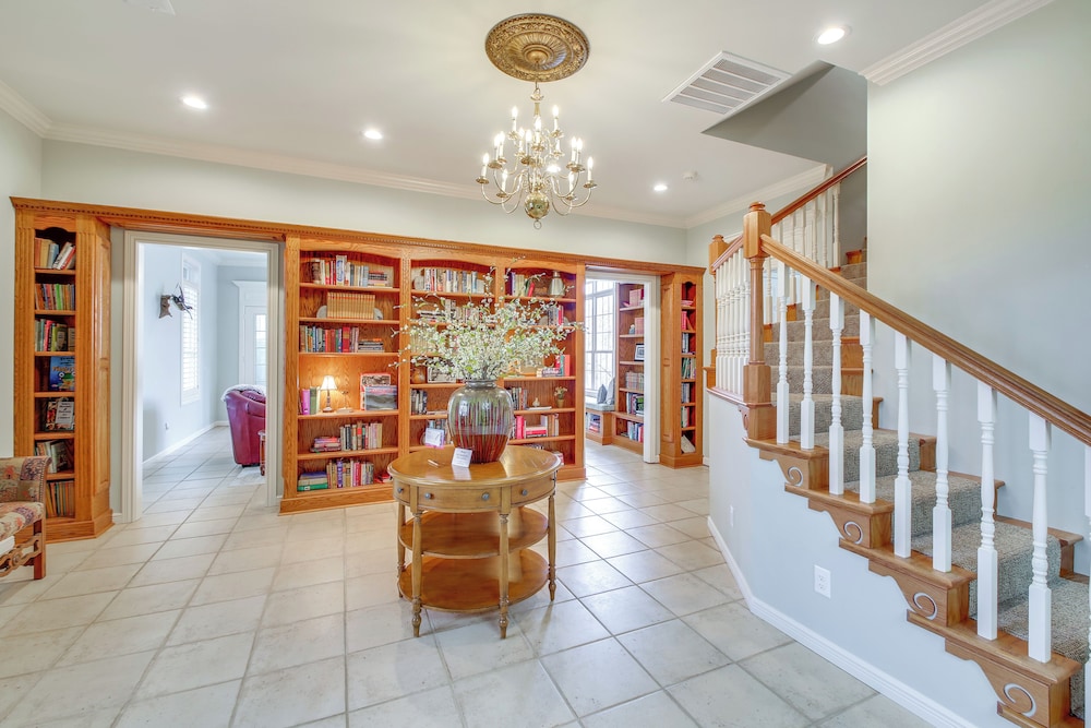 Screened-in Porch w/ Views: Hot Springs Getaway!