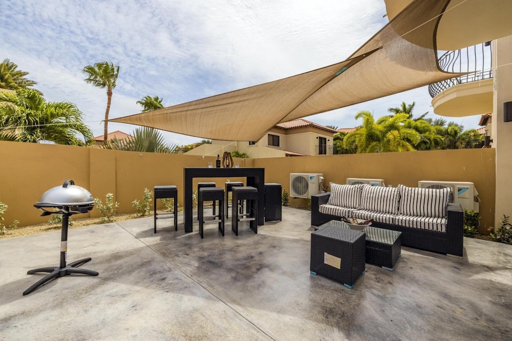 NEW Modern 2 Bedroom Townhome Gold Coast
