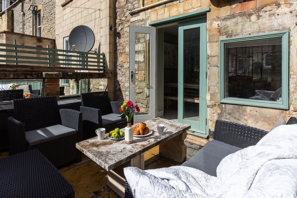 Stylish 4-bedroom Townhouse in the Heart of Bath