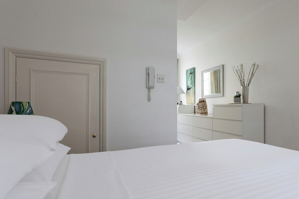 Bathurst Mews III by Onefinestay