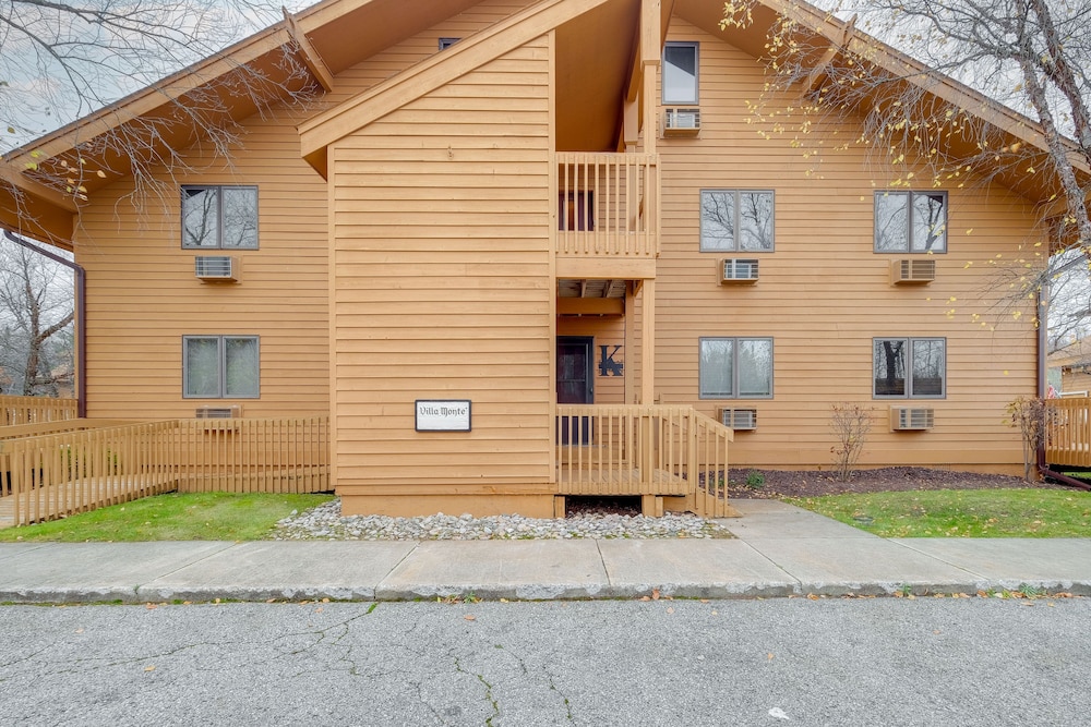 Schuss Mountain Condo w/ Deck: Walk to Ski Lift! view 4